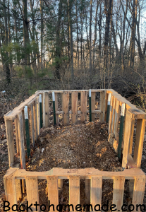 Easy DIY Pallet Compst Bin